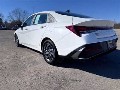 2024 Hyundai Elantra SEL (IVT) Sedan