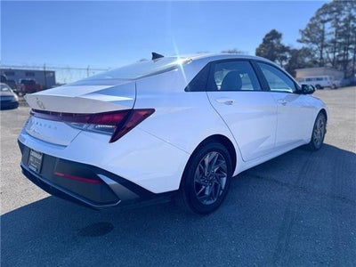 2024 Hyundai Elantra SEL (IVT) Sedan